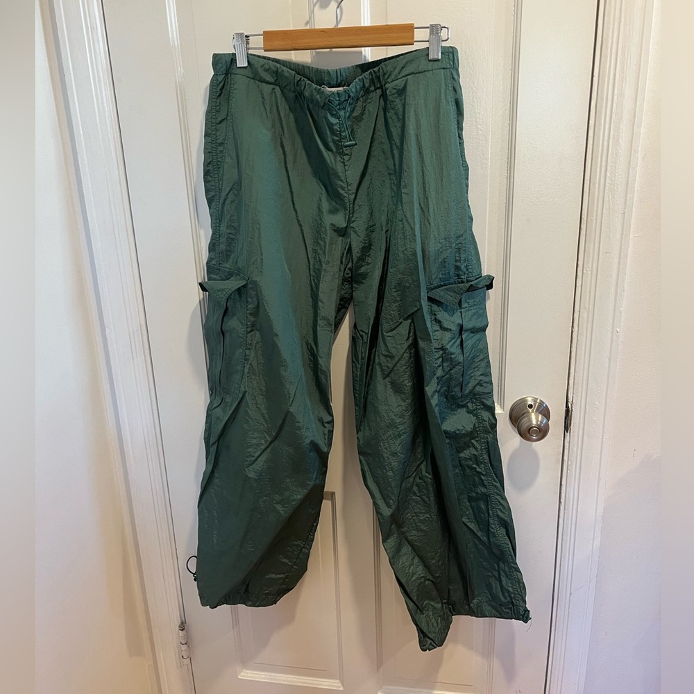 parachute pants
forest green
elastic waist and pant legs